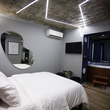 The Bubbles - Jacuzzi Hotel Тирана Экстерьер фото