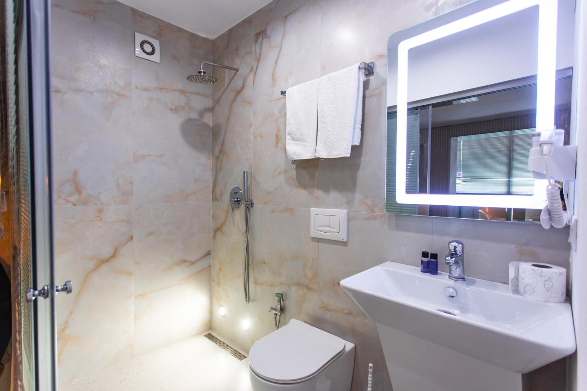 The Bubbles - Jacuzzi Hotel Тирана Экстерьер фото