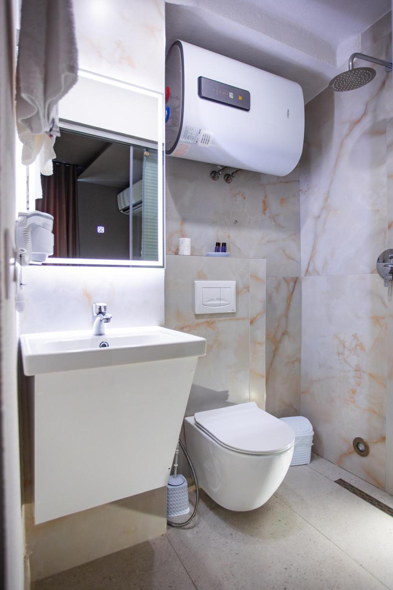 The Bubbles - Jacuzzi Hotel Тирана Экстерьер фото