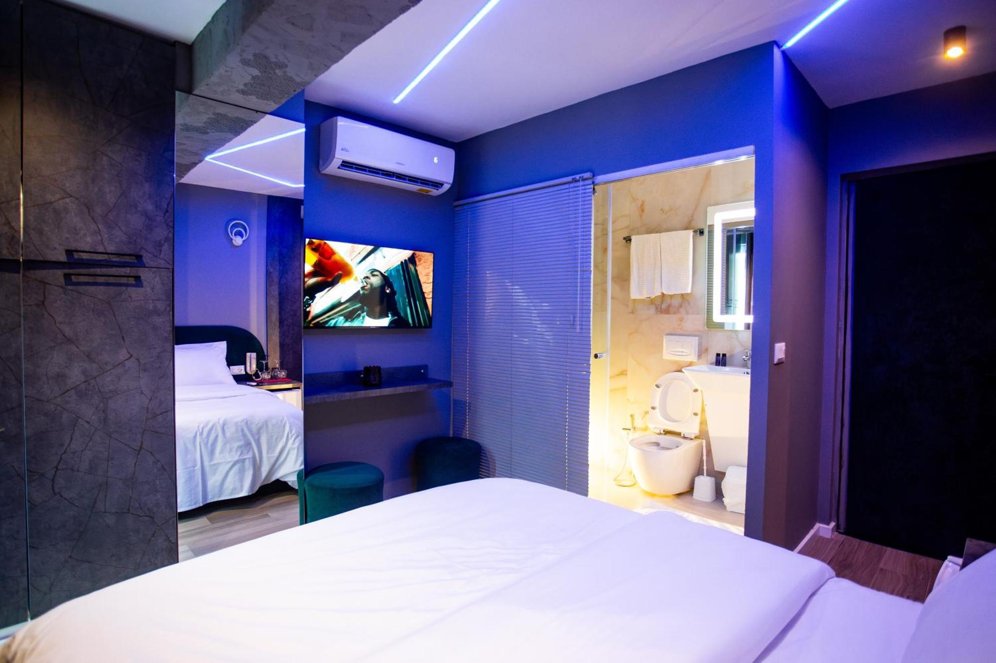 The Bubbles - Jacuzzi Hotel Тирана Экстерьер фото