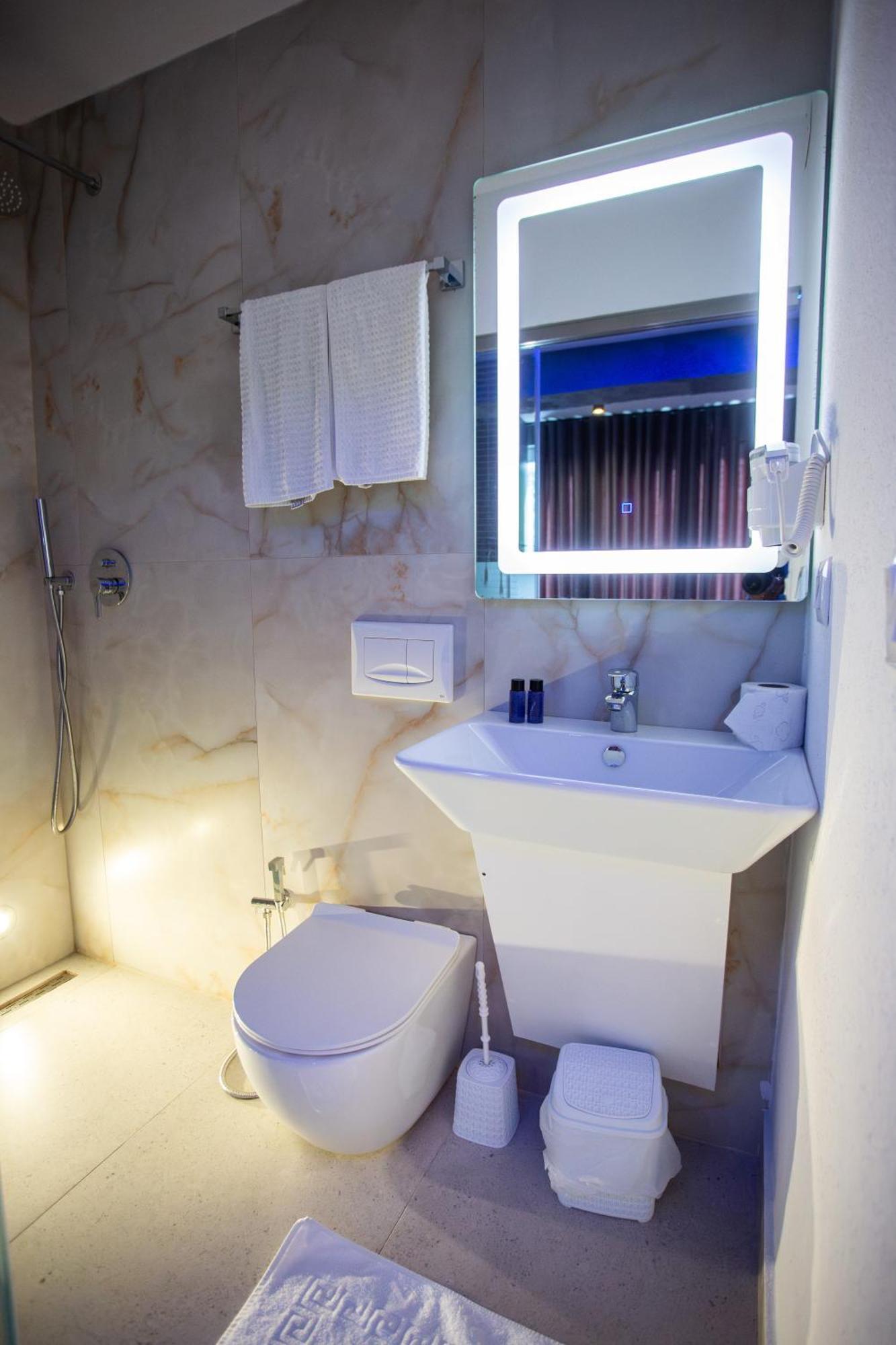 The Bubbles - Jacuzzi Hotel Тирана Экстерьер фото