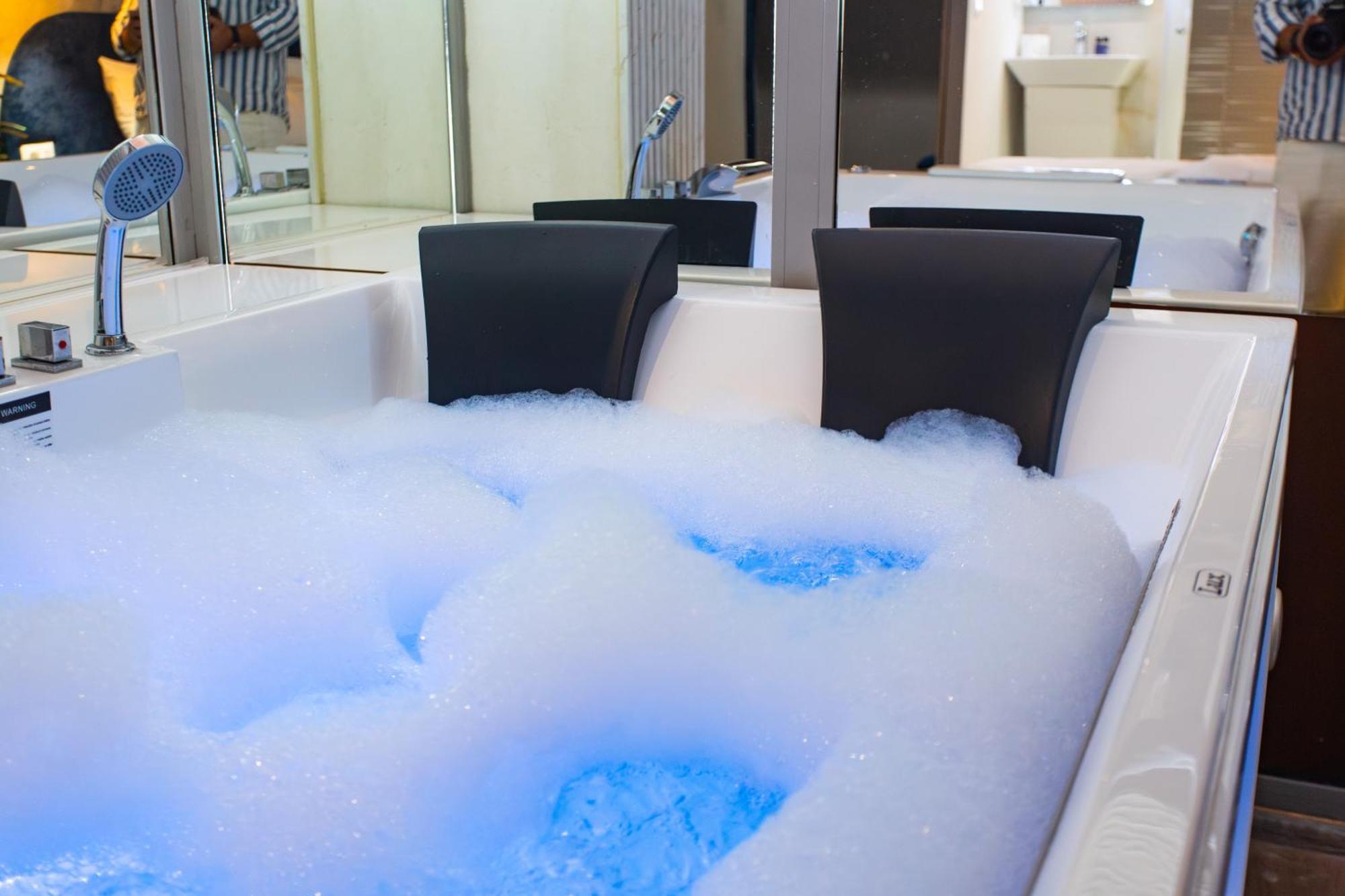 The Bubbles - Jacuzzi Hotel Тирана Экстерьер фото
