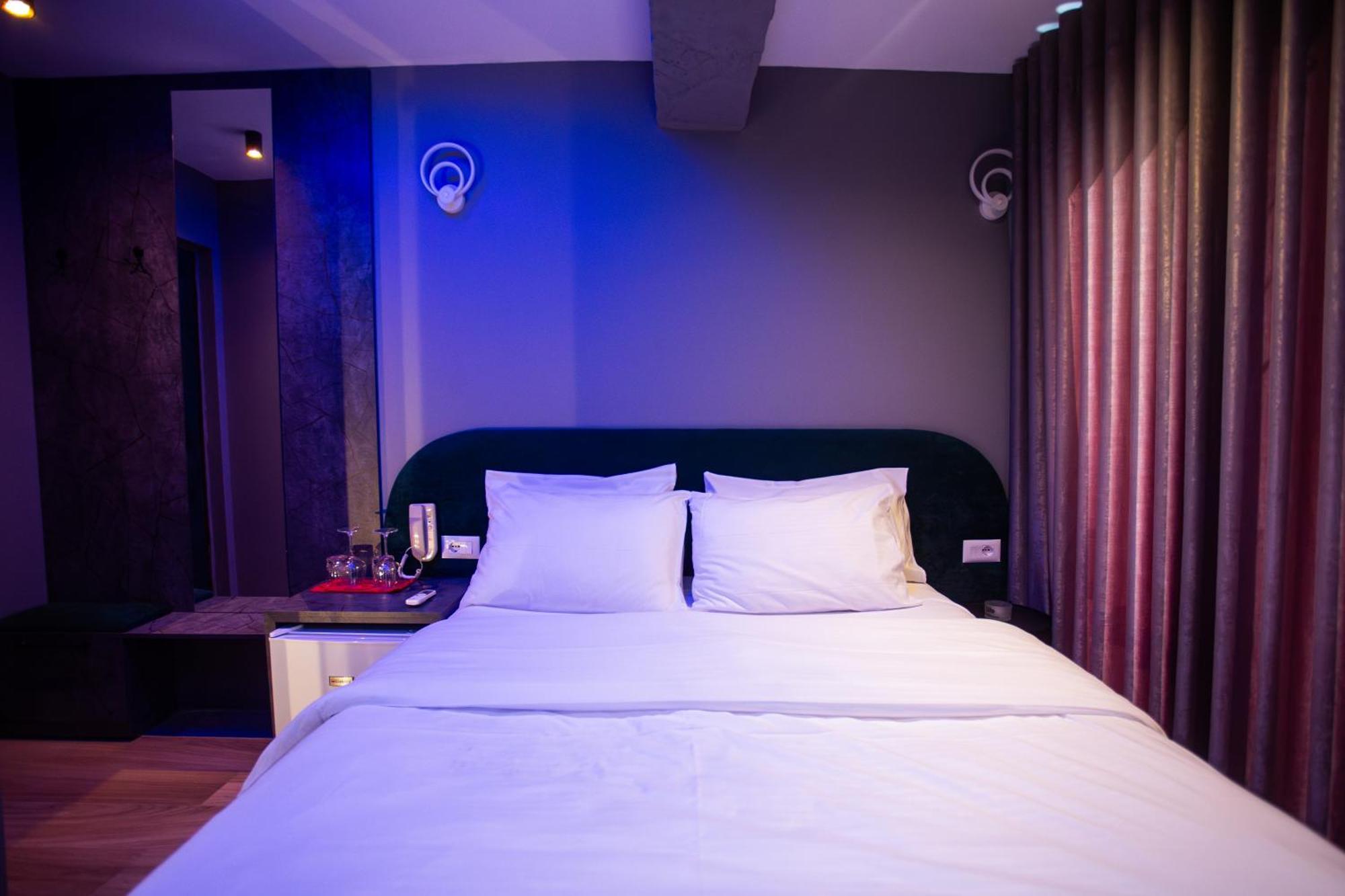 The Bubbles - Jacuzzi Hotel Тирана Экстерьер фото
