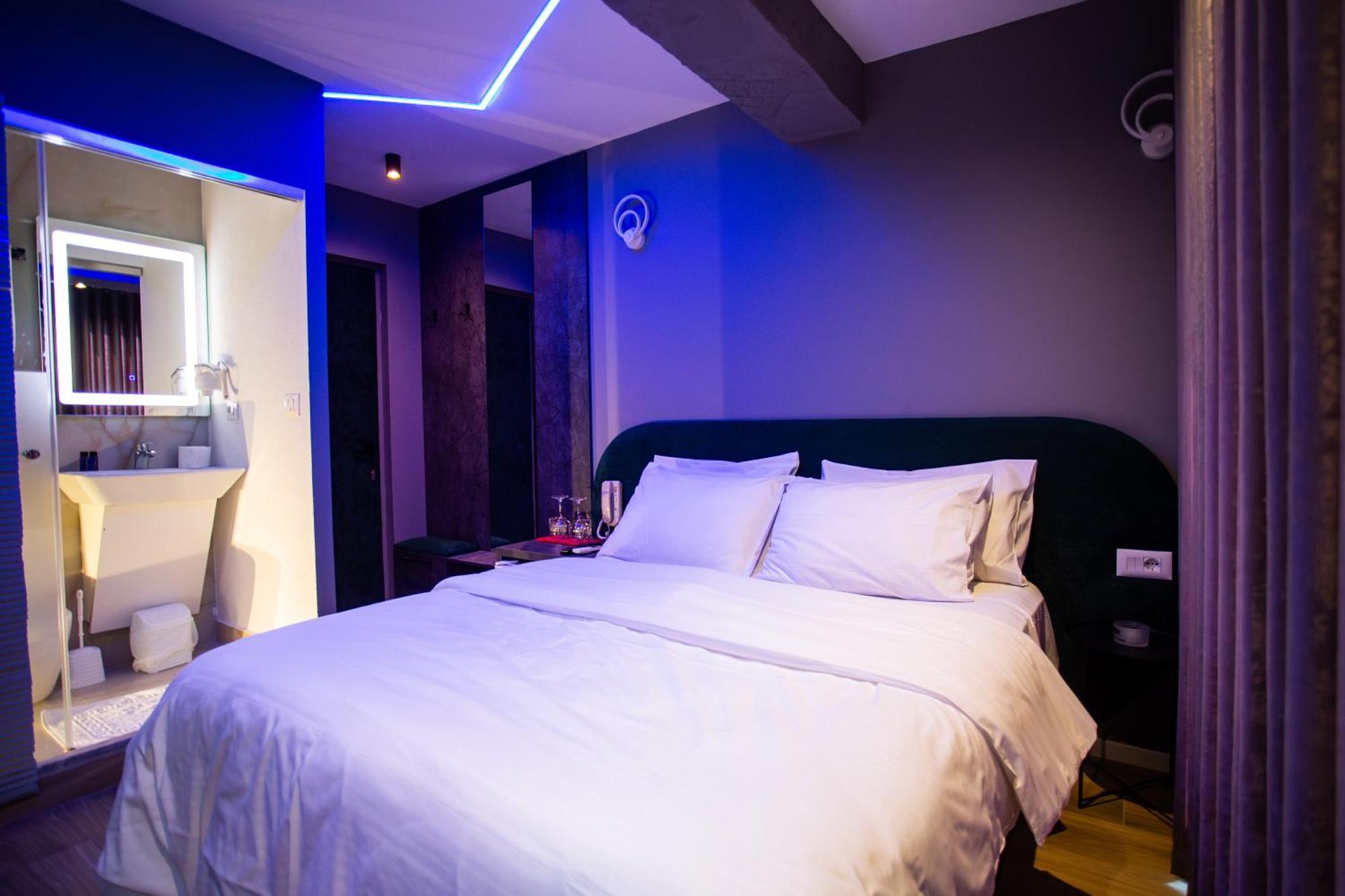 The Bubbles - Jacuzzi Hotel Тирана Экстерьер фото