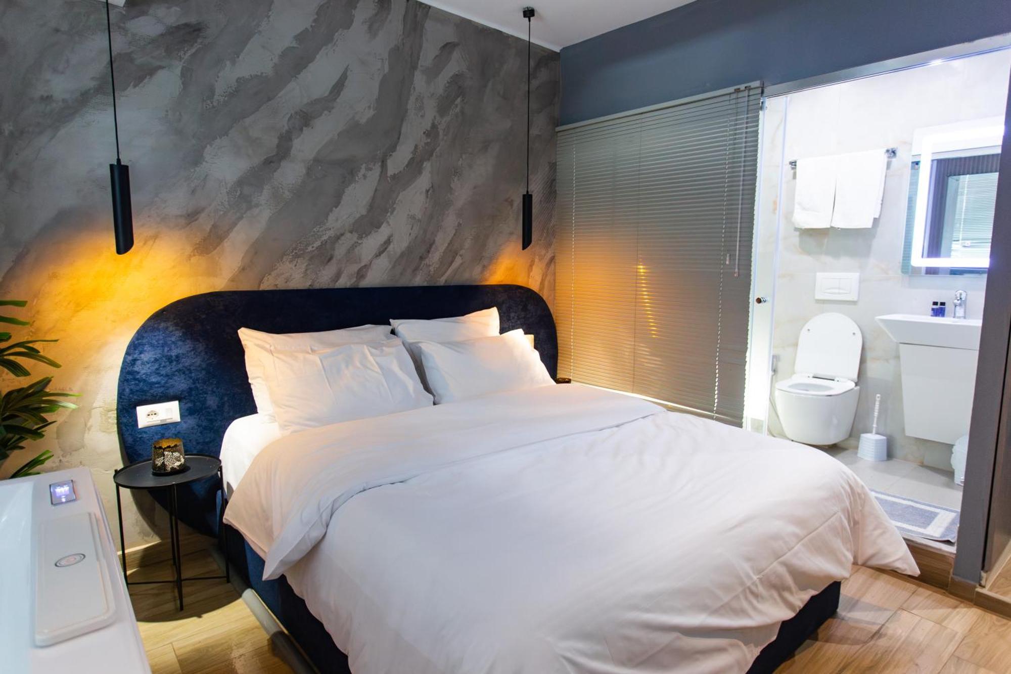 The Bubbles - Jacuzzi Hotel Тирана Экстерьер фото