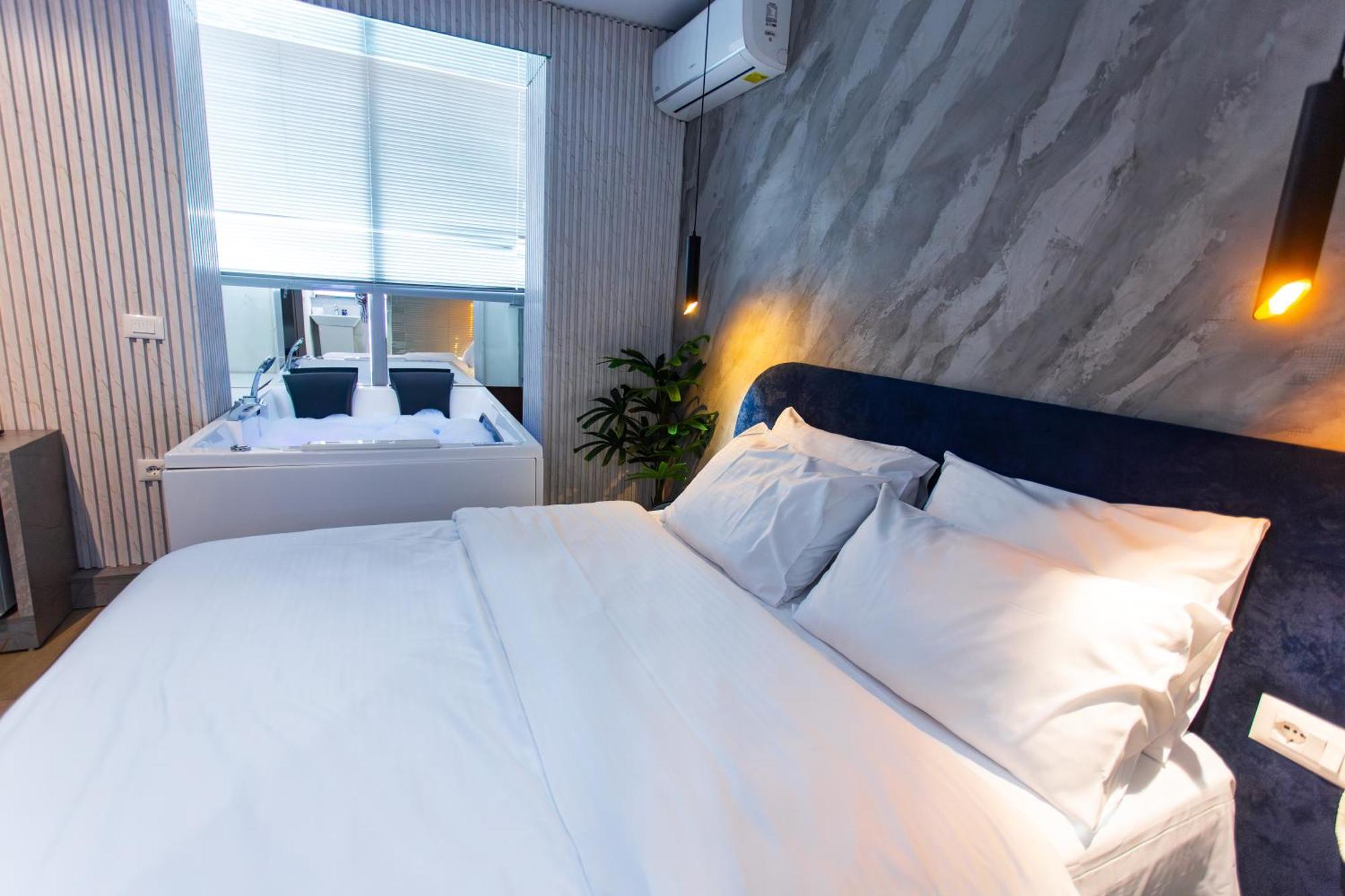 The Bubbles - Jacuzzi Hotel Тирана Экстерьер фото