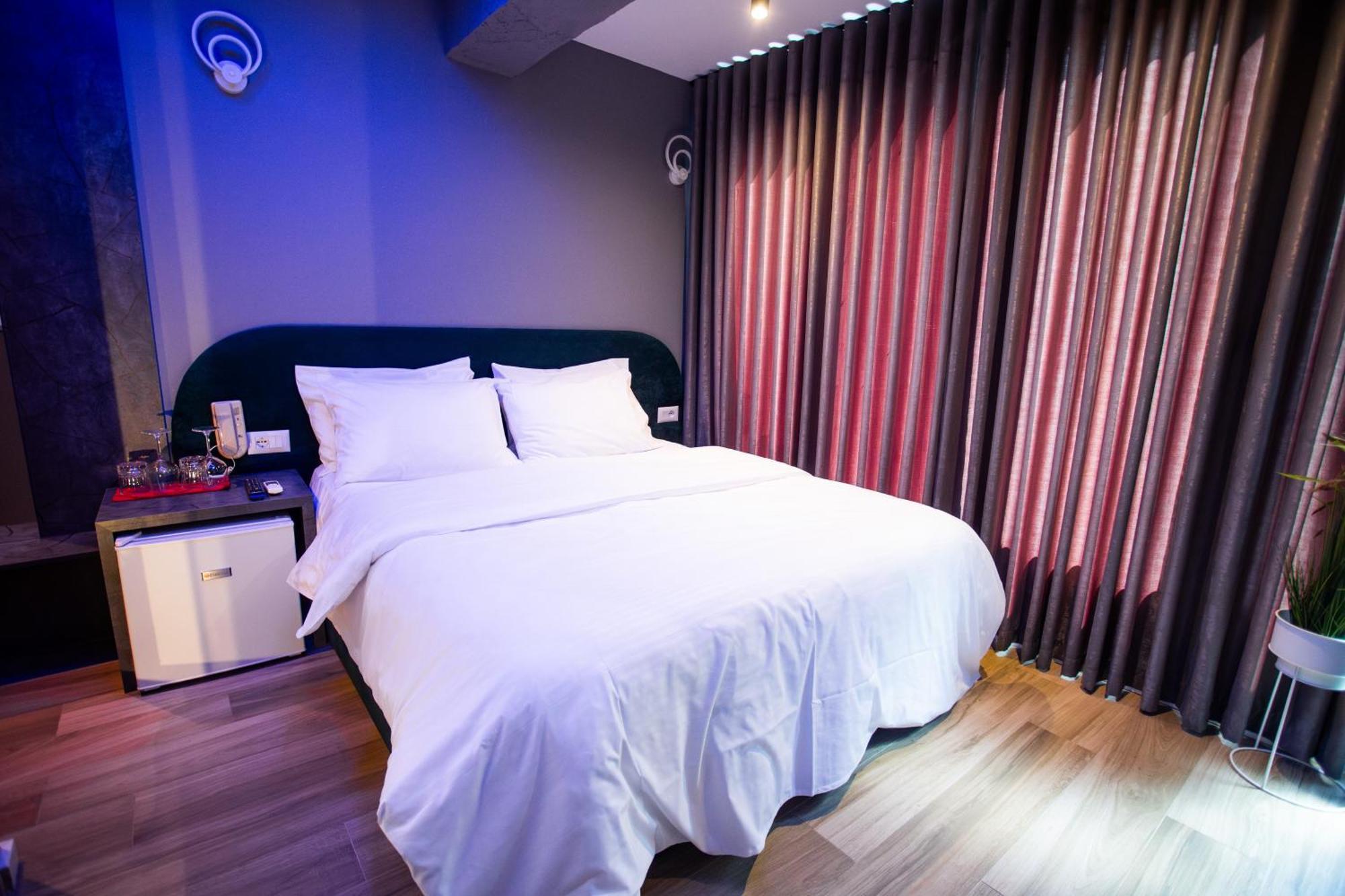 The Bubbles - Jacuzzi Hotel Тирана Экстерьер фото