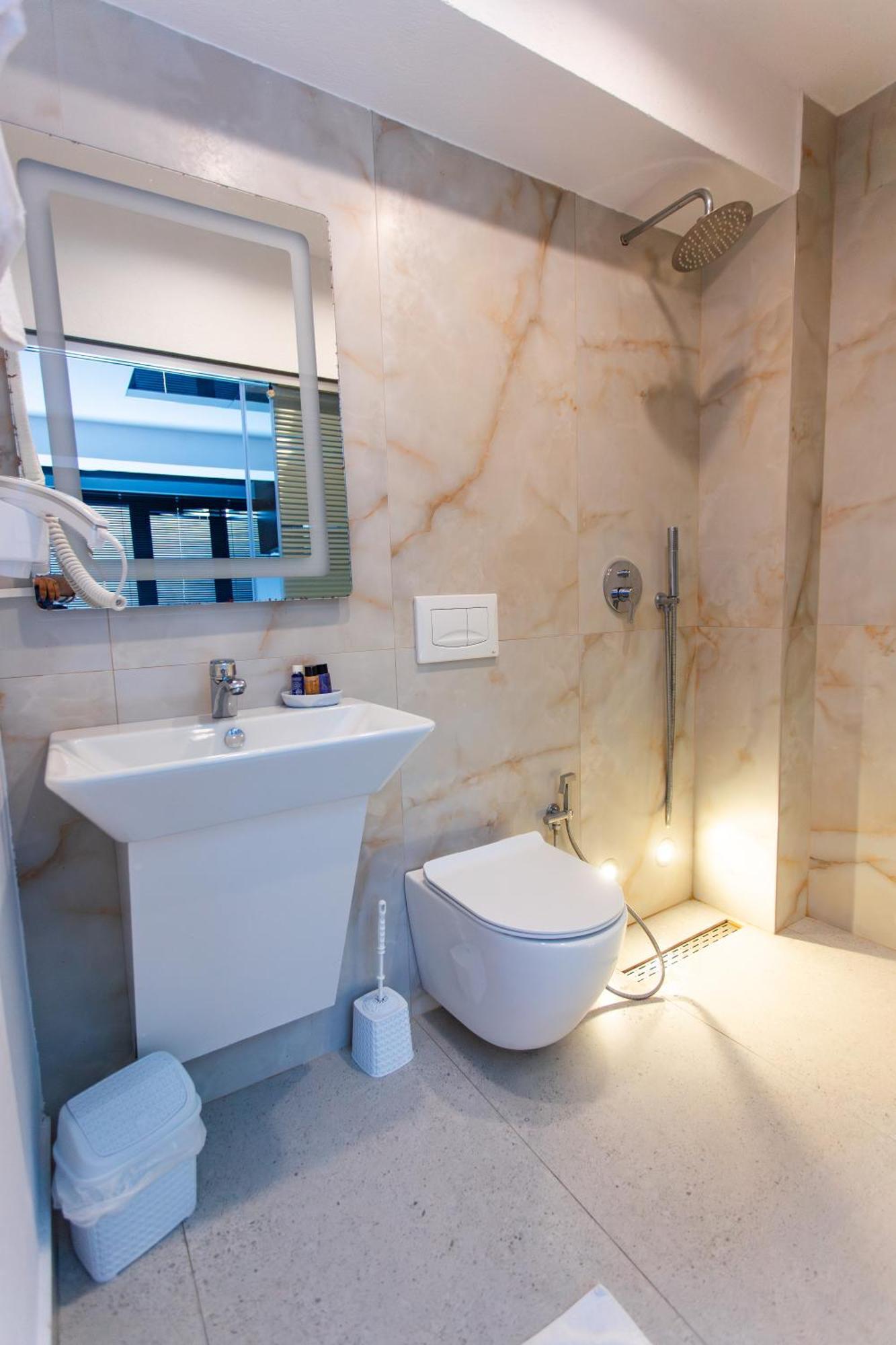 The Bubbles - Jacuzzi Hotel Тирана Экстерьер фото