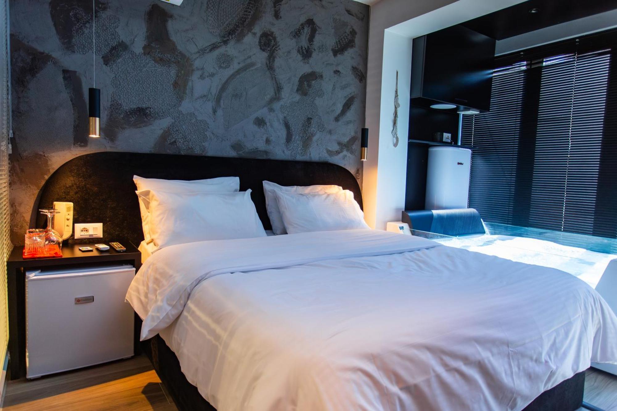 The Bubbles - Jacuzzi Hotel Тирана Экстерьер фото