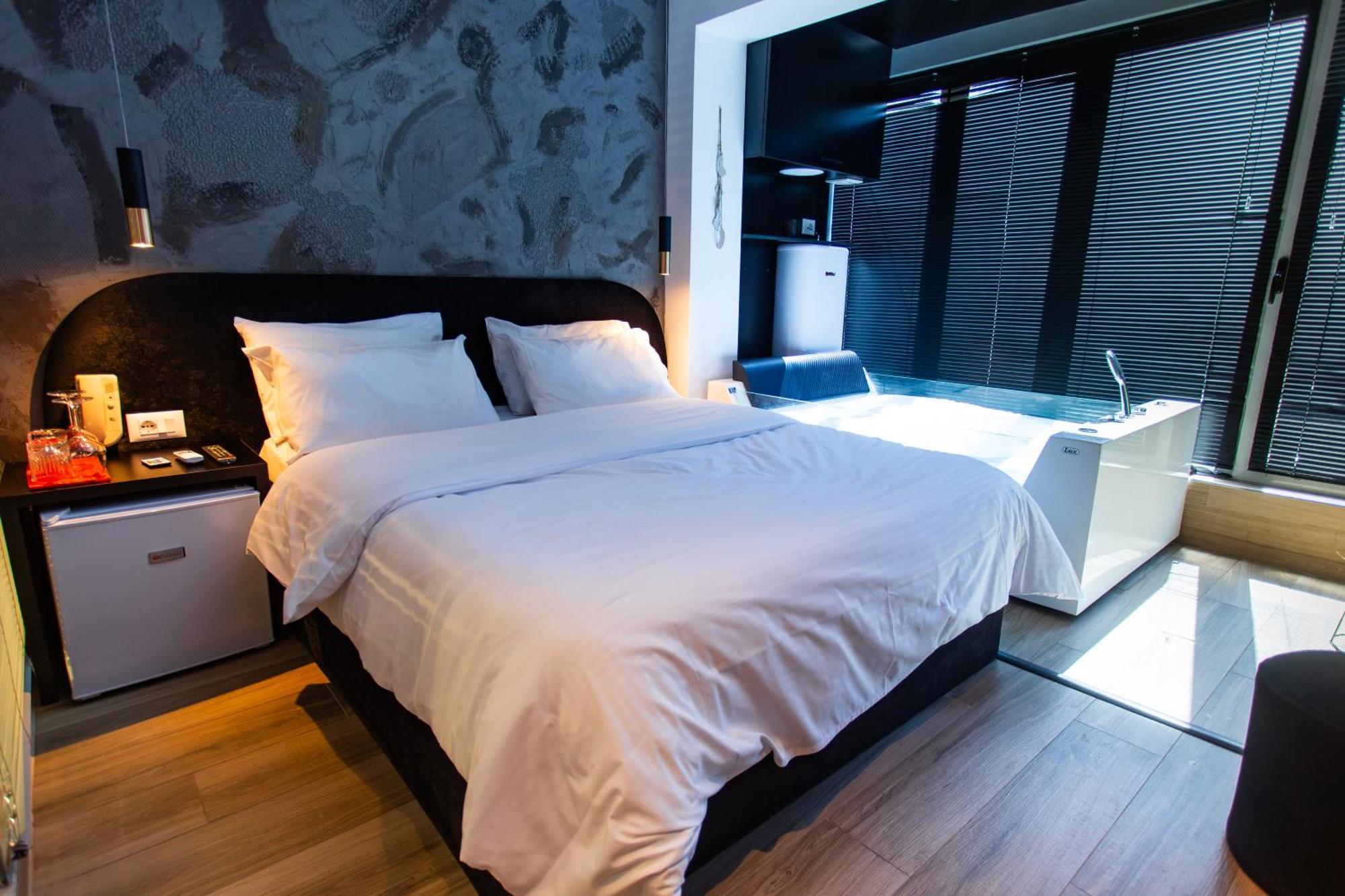 The Bubbles - Jacuzzi Hotel Тирана Экстерьер фото
