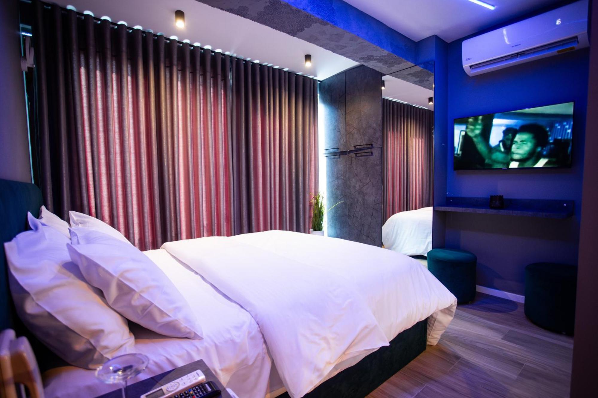 The Bubbles - Jacuzzi Hotel Тирана Экстерьер фото