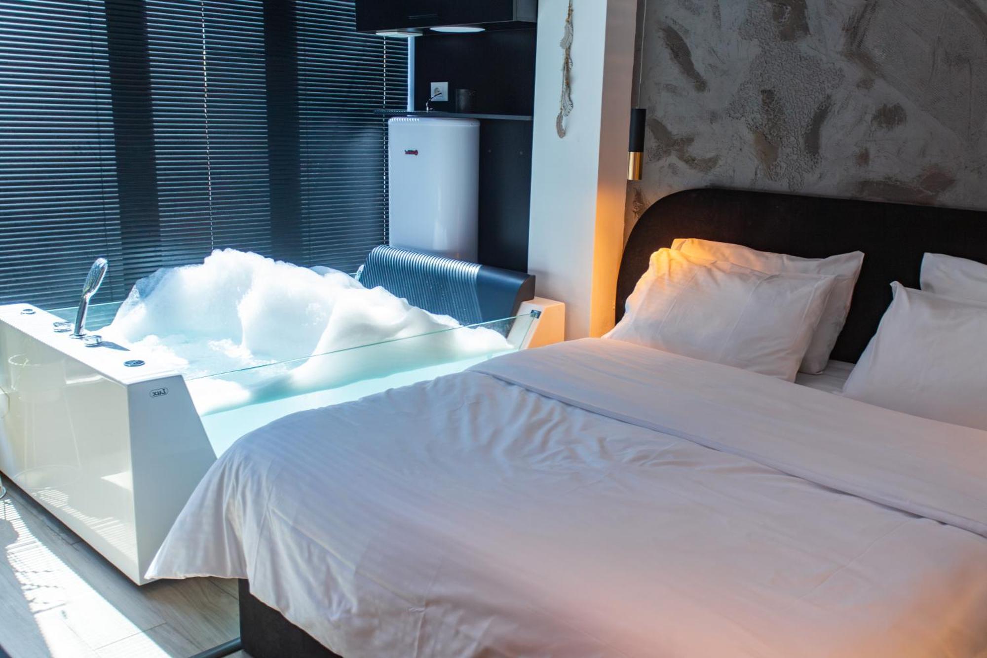 The Bubbles - Jacuzzi Hotel Тирана Экстерьер фото
