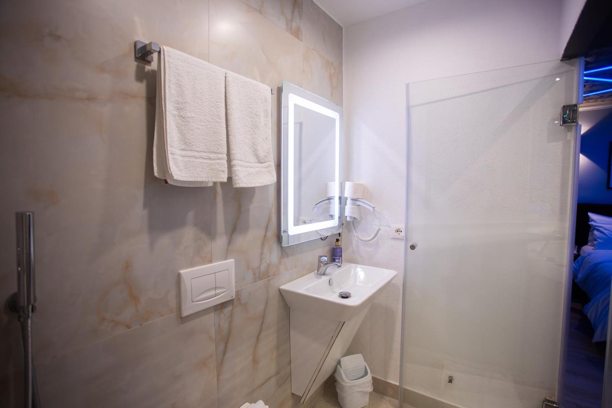 The Bubbles - Jacuzzi Hotel Тирана Экстерьер фото