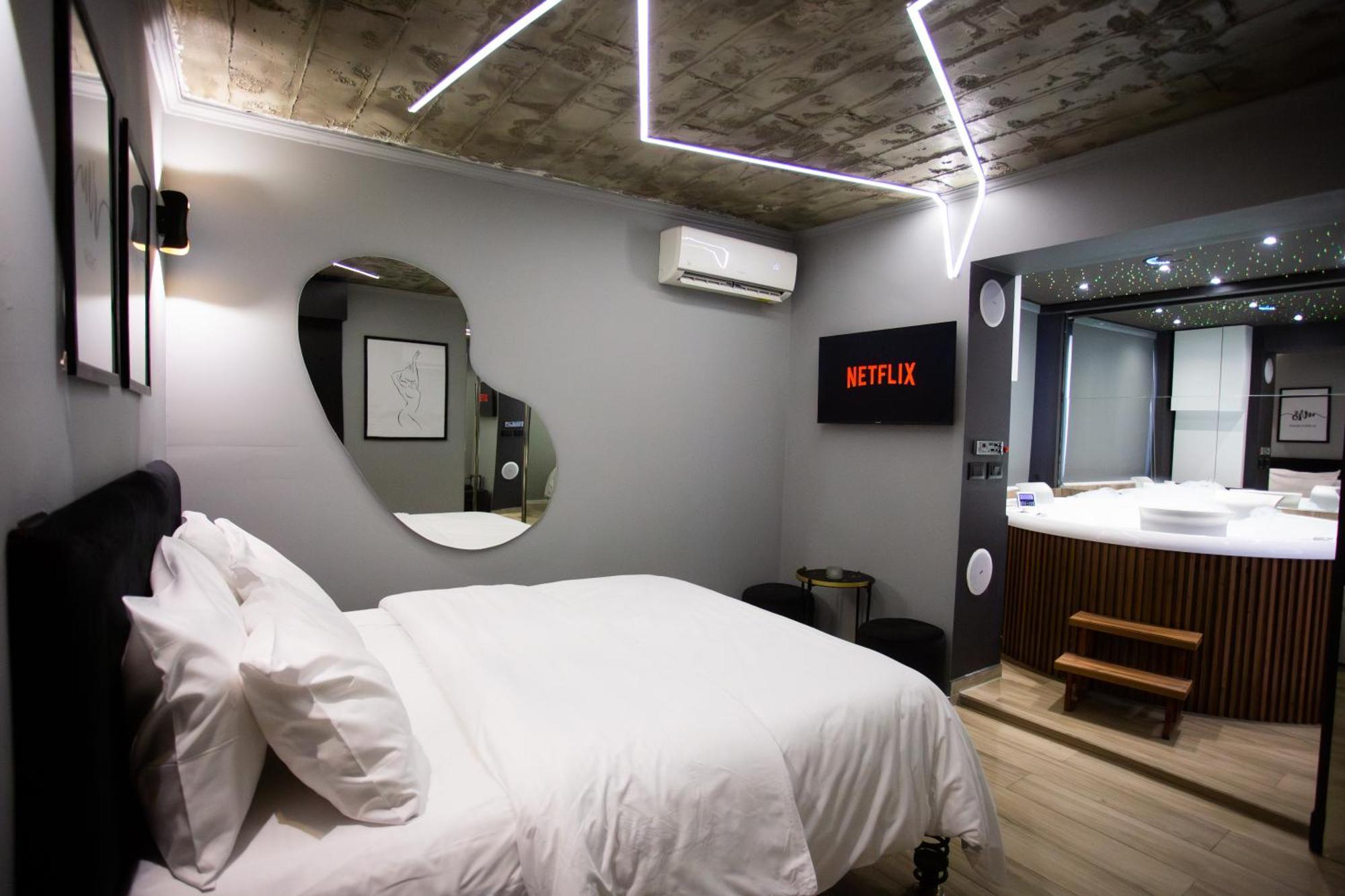 The Bubbles - Jacuzzi Hotel Тирана Экстерьер фото