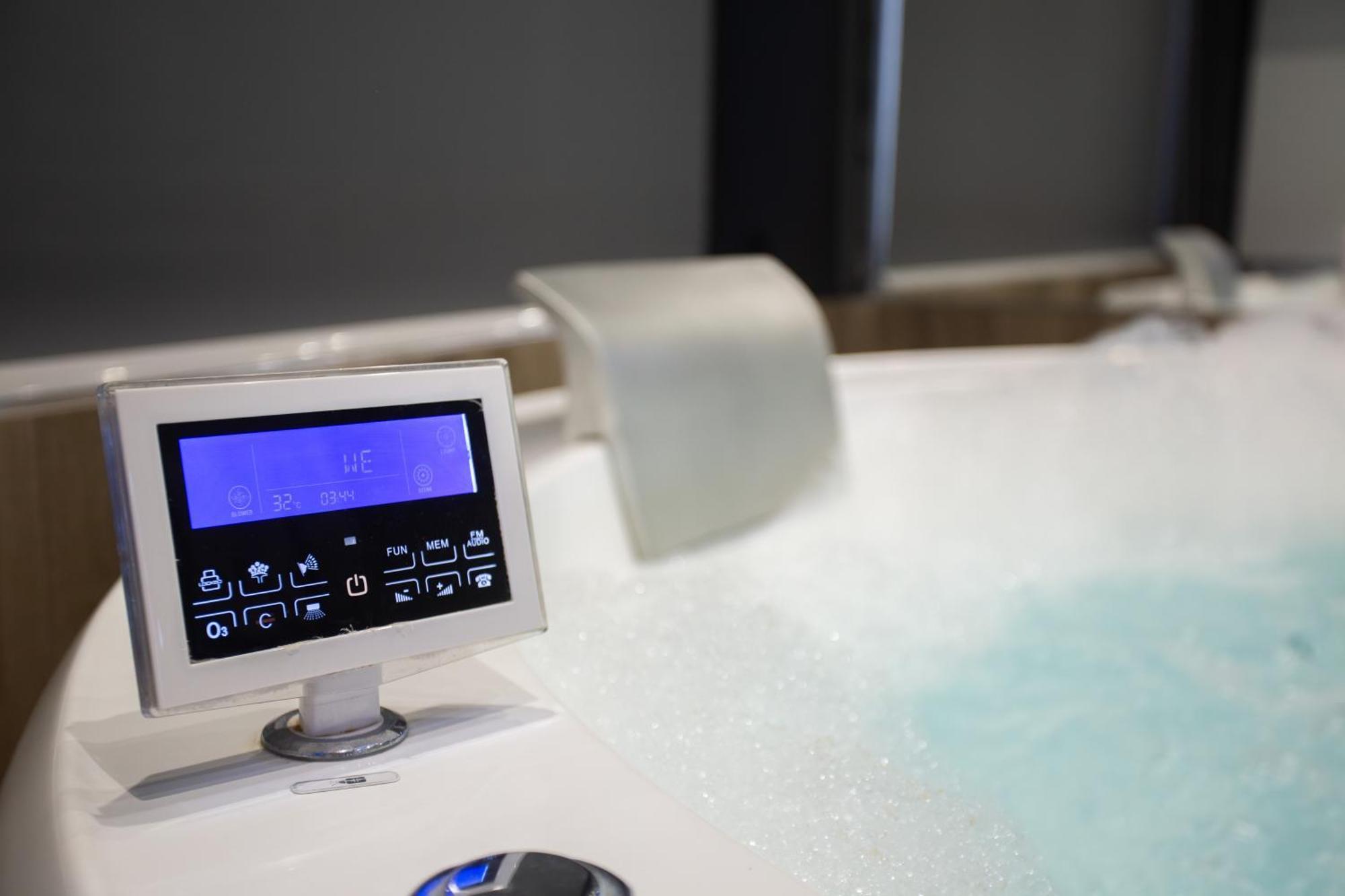 The Bubbles - Jacuzzi Hotel Тирана Экстерьер фото