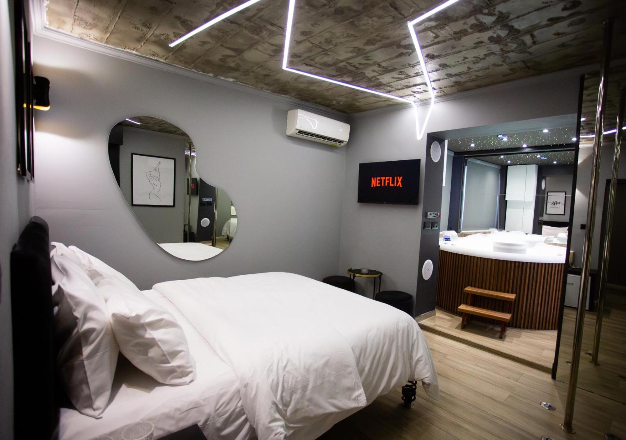 The Bubbles - Jacuzzi Hotel Тирана Экстерьер фото
