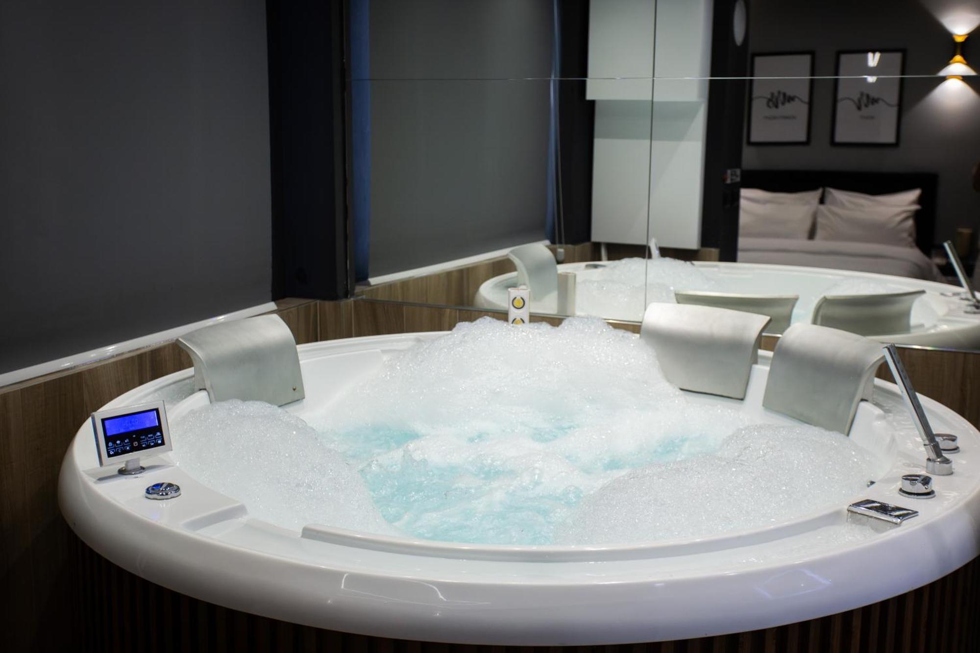 The Bubbles - Jacuzzi Hotel Тирана Экстерьер фото