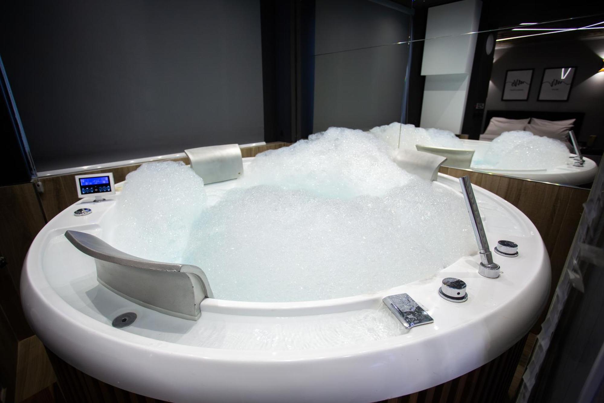 The Bubbles - Jacuzzi Hotel Тирана Экстерьер фото