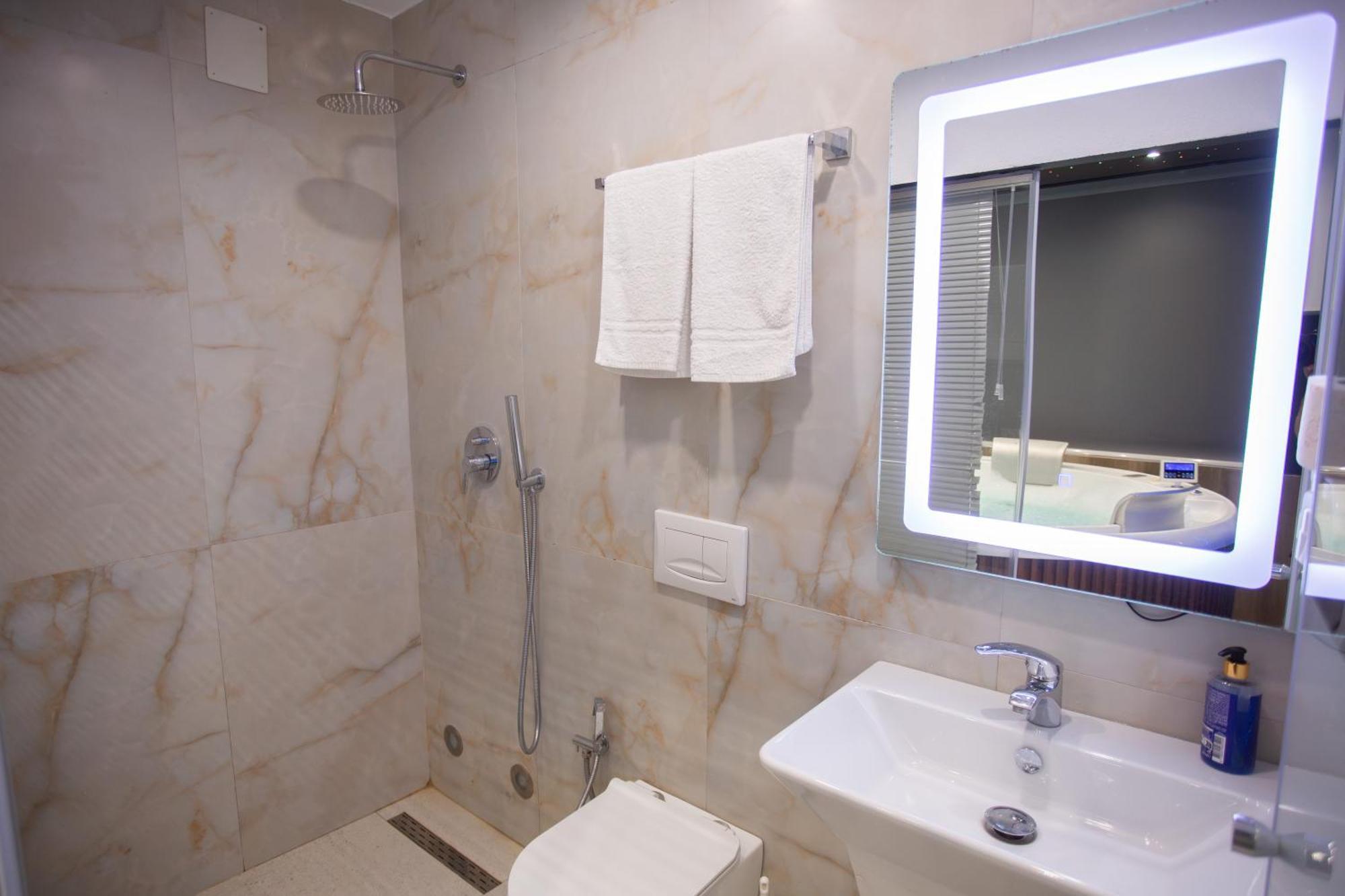 The Bubbles - Jacuzzi Hotel Тирана Экстерьер фото
